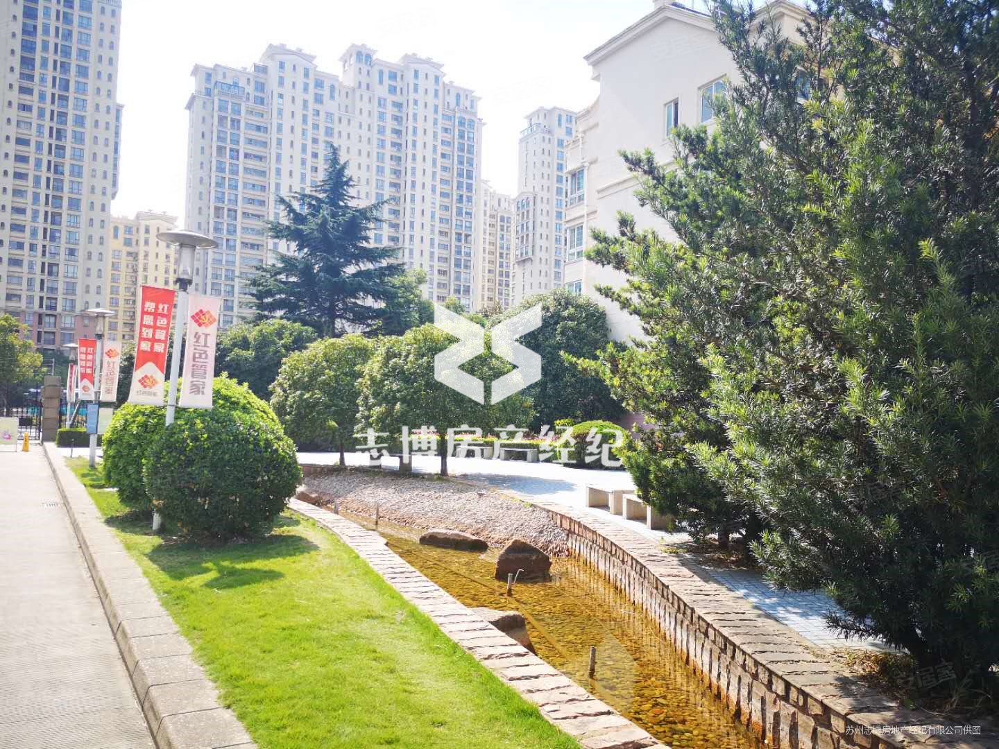 一楼带院子 交通便捷 购物方便 周边商圈成熟 刚需小三居,新加花园