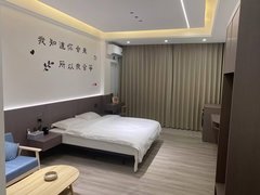 宜都宜都市区长江大道宜都万商城楼梯3楼一室一厅和单间 家电齐全可以月租出租房源真实图片