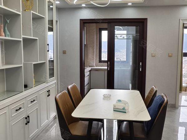 金华东阳横店南江壹号南江一号精装修2房，诚心租4000一个月 带车位，好停车出租房源真实图片