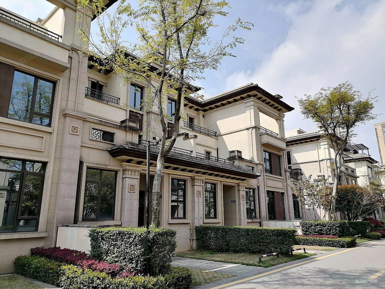 龙湖璟宸原著(别墅)5室3厅4卫185㎡南北680万