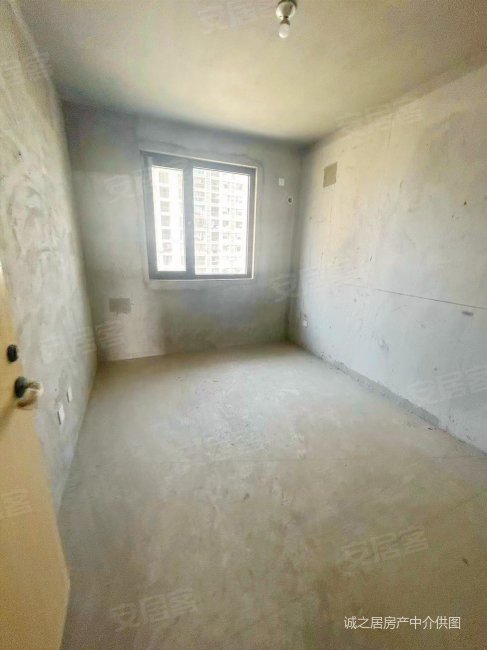 中交荣域a区 123平 毛坯 7楼 80万 看中还可以谈