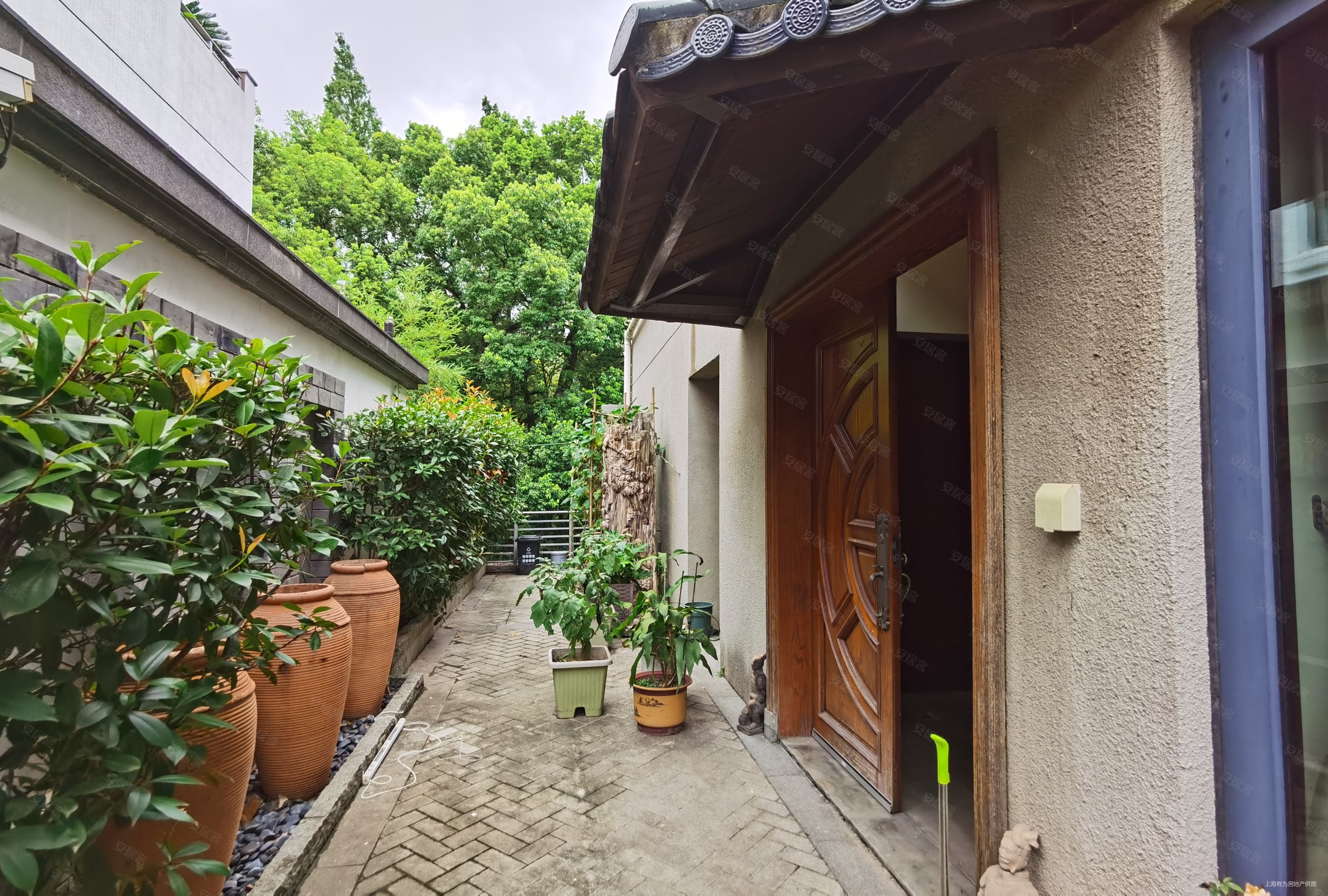天然居独栋大别墅单价不到十万看房随时后花园是整个植物园