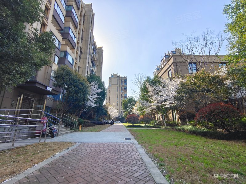 明发云庭3室2厅2卫127㎡南北250万