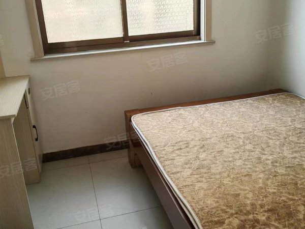 莱芜莱城莱城城区兴宇学府裕丰旁电梯房精装3室双气地暖,家具齐全拎包