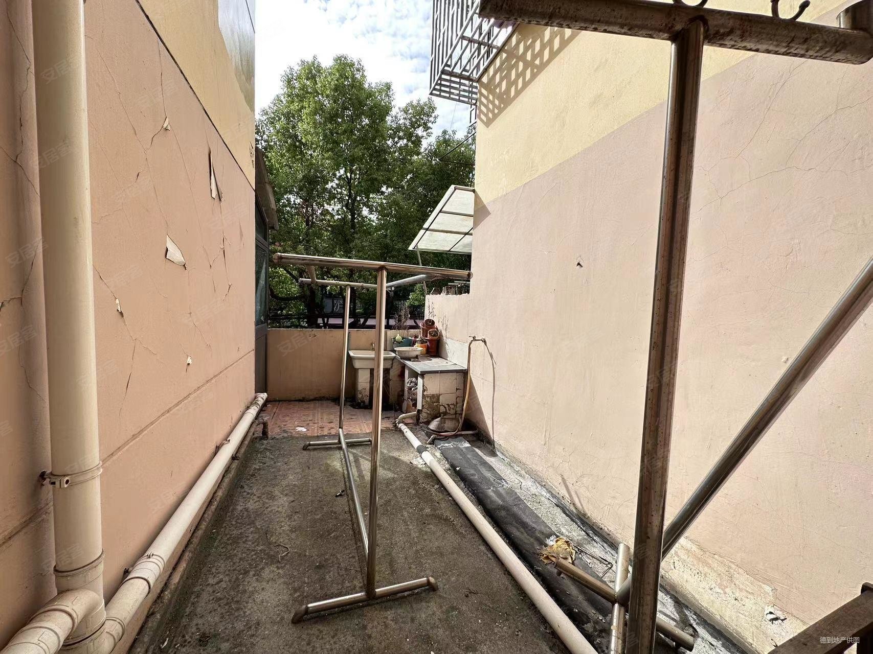 实拍凌兆二村前滩旁轨交6号线双阳台附送露台