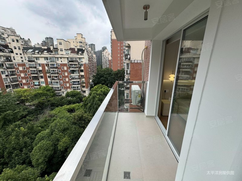 苏州河畔 电梯小高层 税费各付 业主出国急售 有产权车位