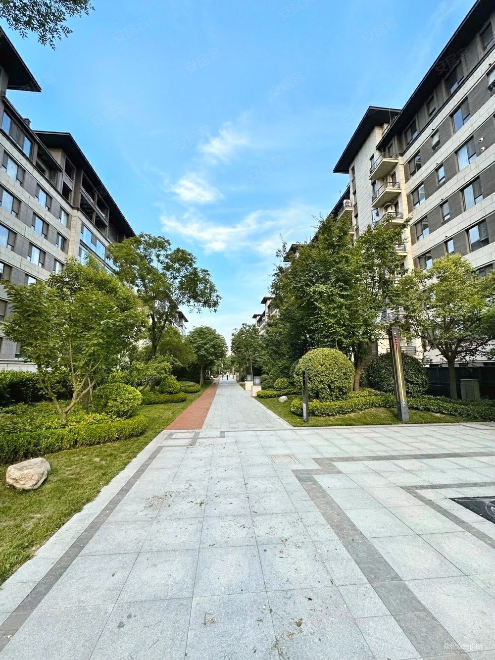 8号线花园洋房一楼带车位有花园地下室海亮唐宁府毛坯四室
