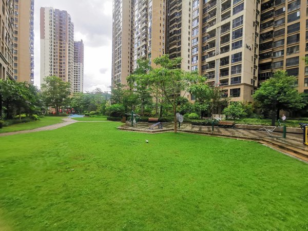 深圳宝安塘尾华强城(三期)地铁口200米 华强城 精装三房 拎包入住