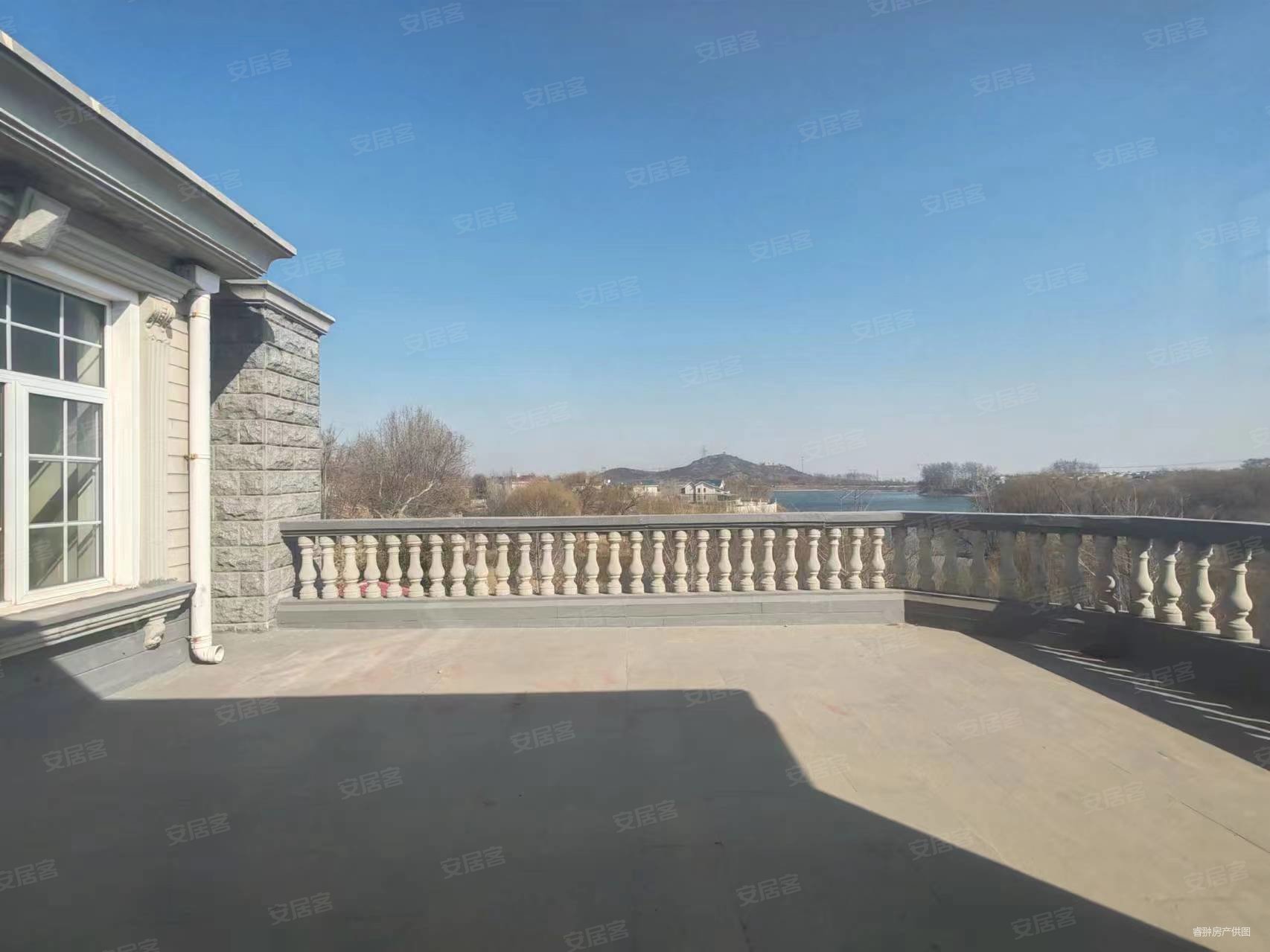 龙凤湖风景区北岸别墅小区