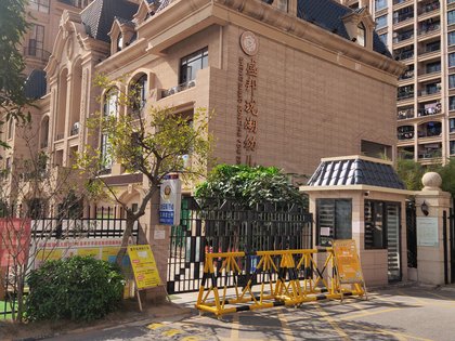 距离小区600米,小区楼下就是幼儿园,小孩上学方便