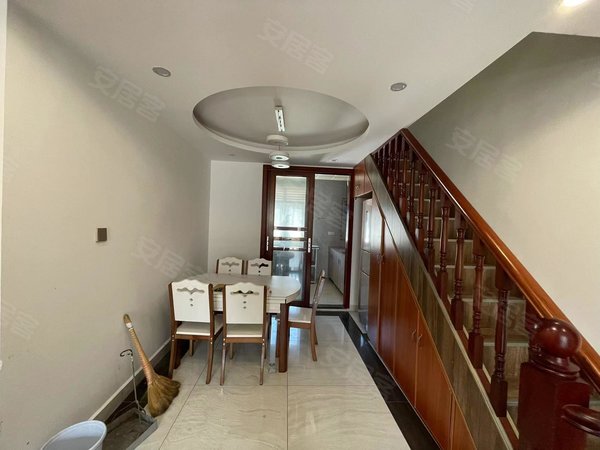 市中心豪华大跃层 精装带家具家电 拎包入住 生活热闹 商圈广