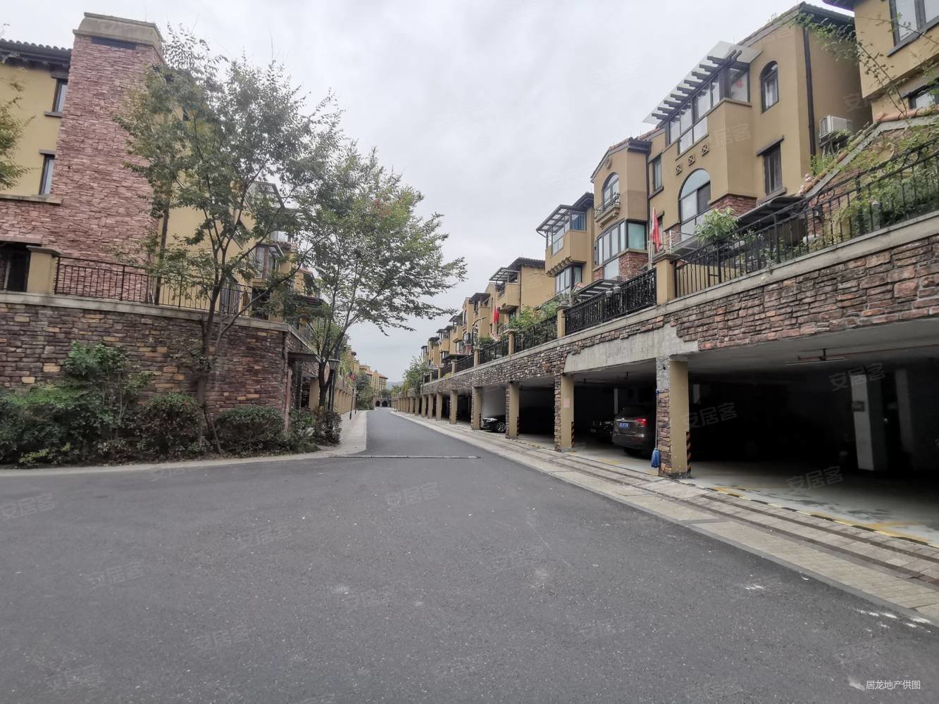 望府西鉴园排屋东边套送四个车位降价出售花园约200多平