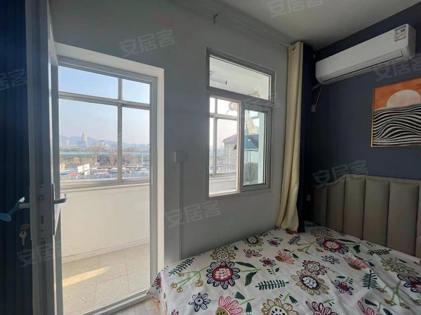 毕业季福利房小姐姐一眼就相中齐鲁医院趵突泉泉城广场