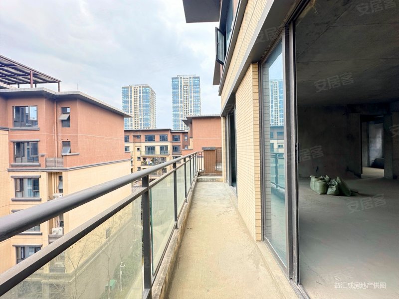 合能枫丹铂麓三期6室3厅4卫146.08㎡南北380万