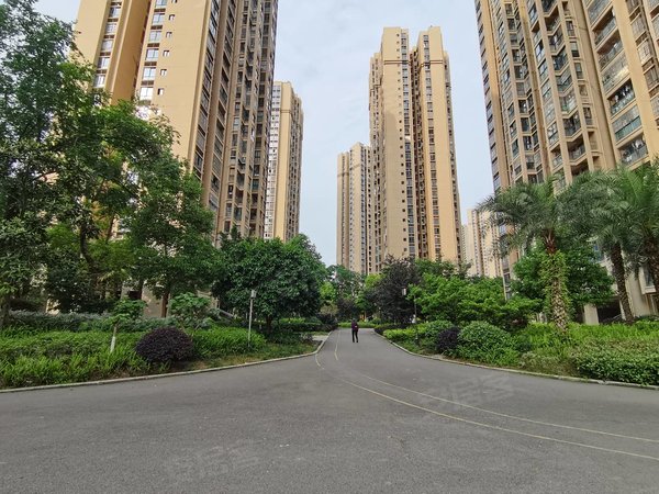 重庆渝北空港长安锦尚城轻轨站旁  长安锦尚城精装3室   朝小区中庭