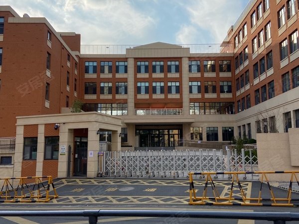 青岛市南江西路泰州路小区镇江路小学对面 泰州路 精装套三厅 第一次