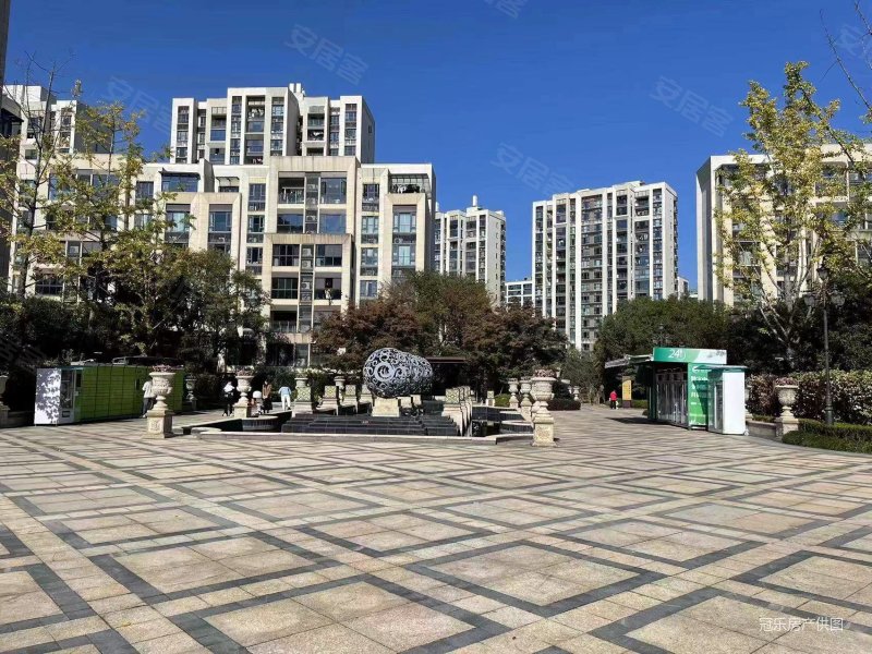 恒大滨江御府8楼130平精装修四室两厅两卫197万两年满