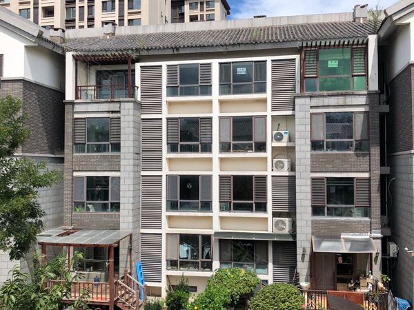 青岛即墨开发区一山一墅一山一墅精装套一,拎包入住,年租16000.