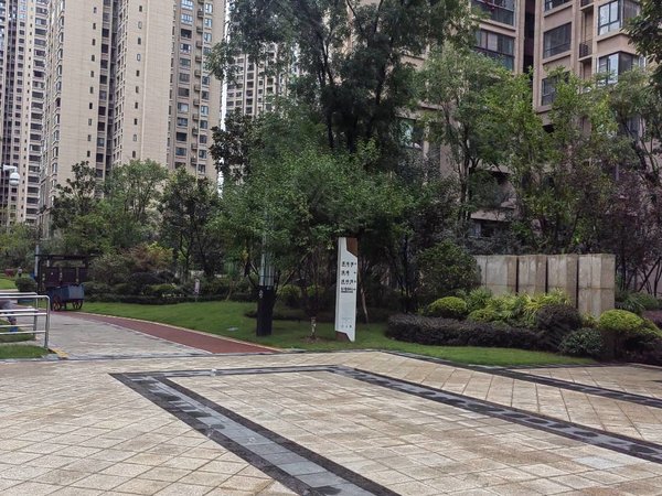 重庆大足大足城区泽京香溪樾新城品质小区.小区环境优雅.出行方面.