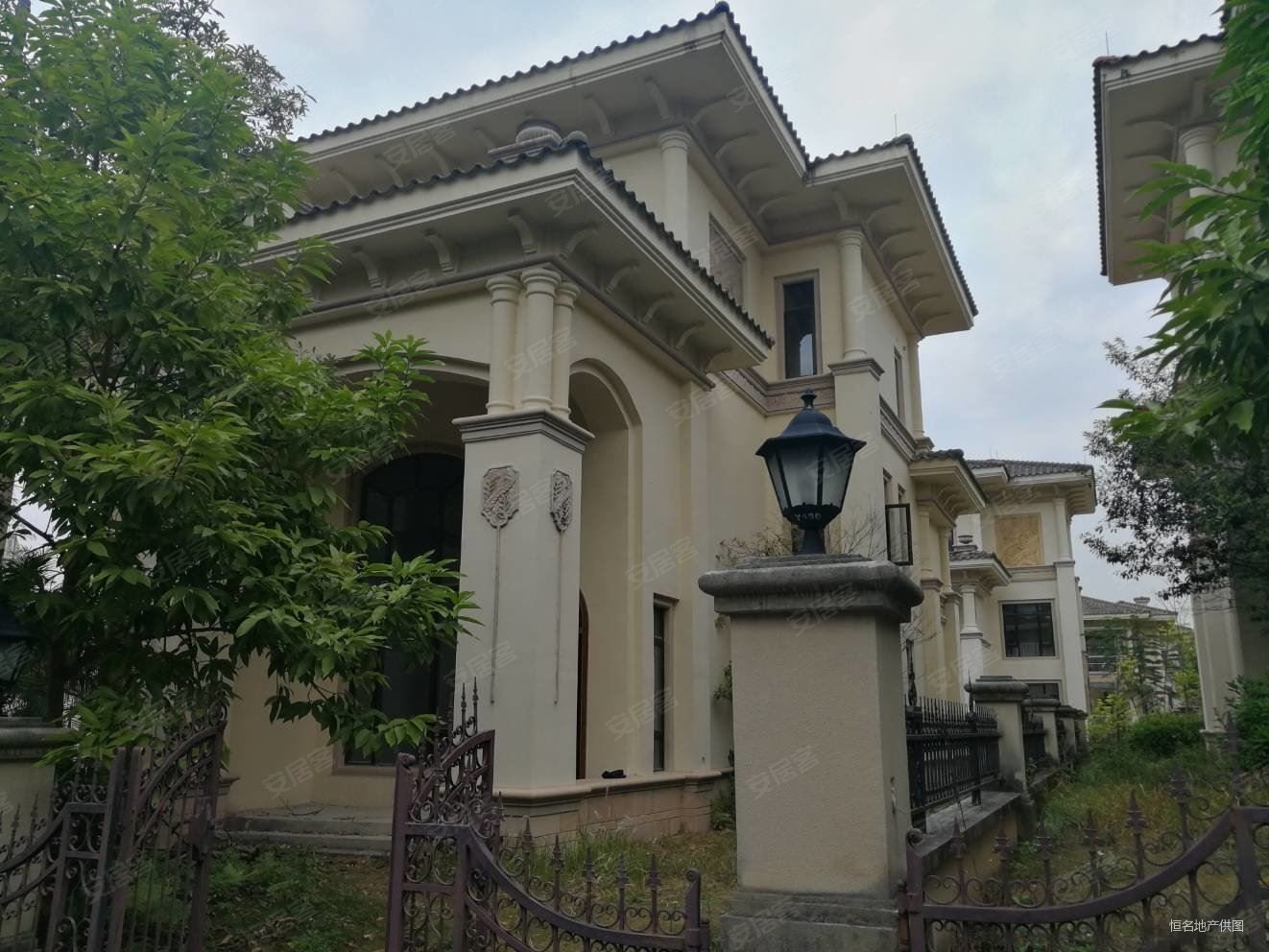 恒大金碧天下(别墅)5室3厅4卫266㎡东南135万