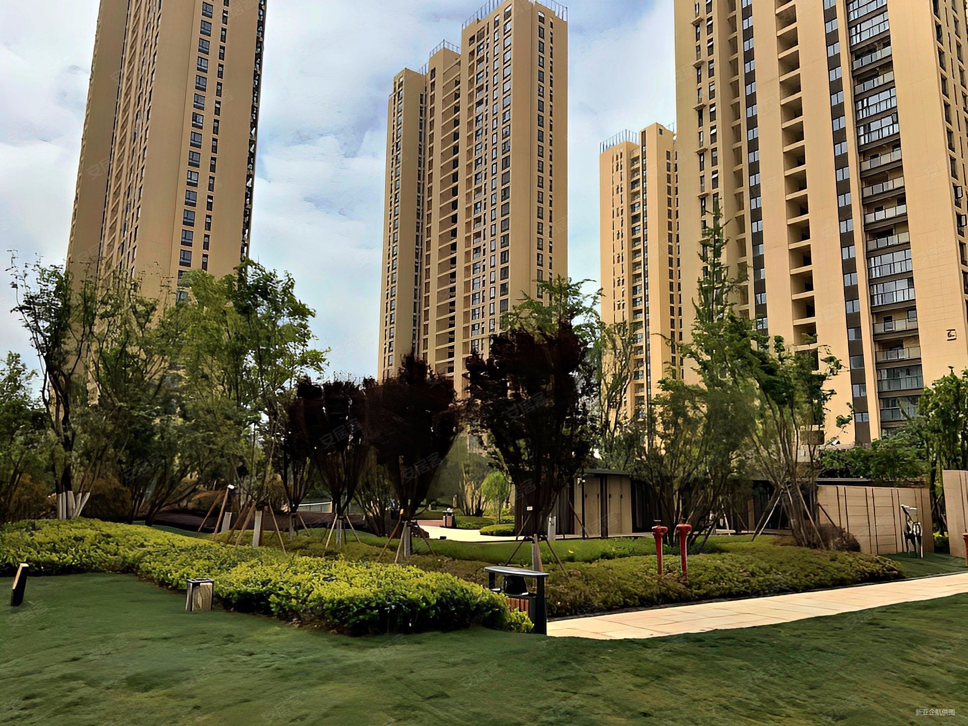 蓝光林肯公园4室2厅2卫95.25㎡东西130万