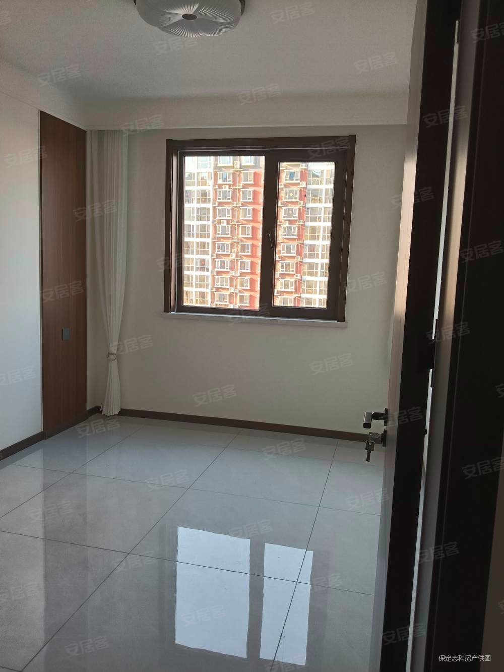 新一代C区4室2厅2卫137㎡南北90万