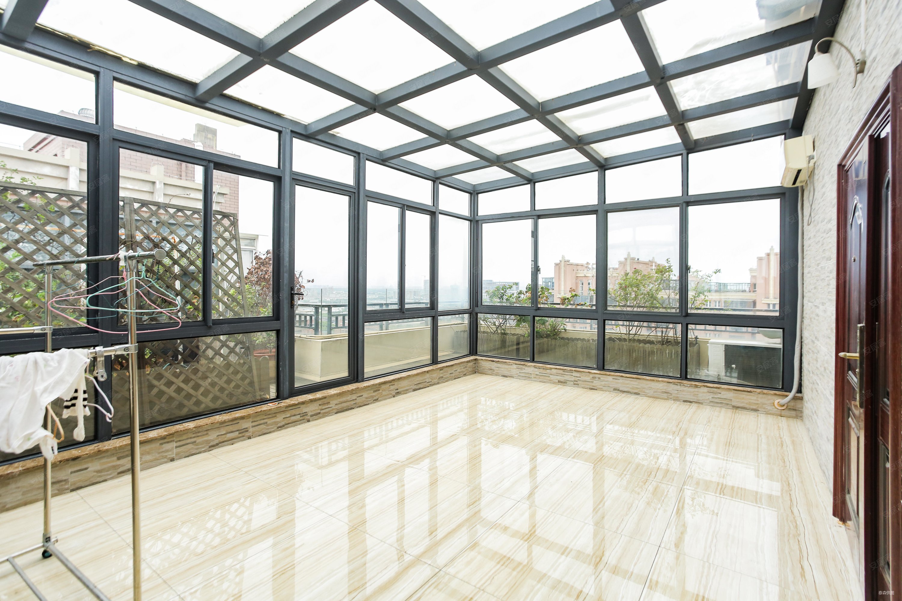 急售复式空中别墅二次装修十阳光房十露台小区中间位置有钥匙