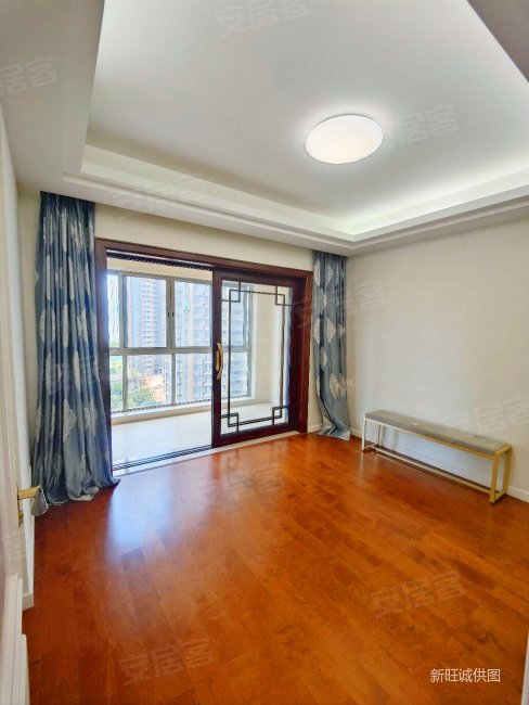 世茂湖滨  楼中楼精装4房650万