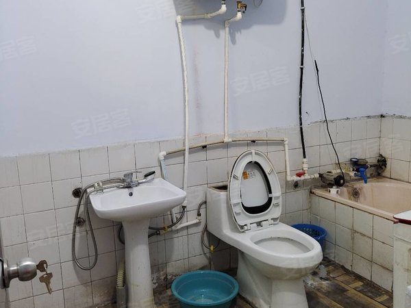 临沂罗庄龙潭路龙潭小区一个月起租 自己的房子无介绍费 两室一厅一厨