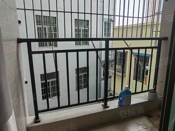 深圳宝安石岩黎光村石岩体育馆范围,电梯精装两房,价格美丽,住家方便