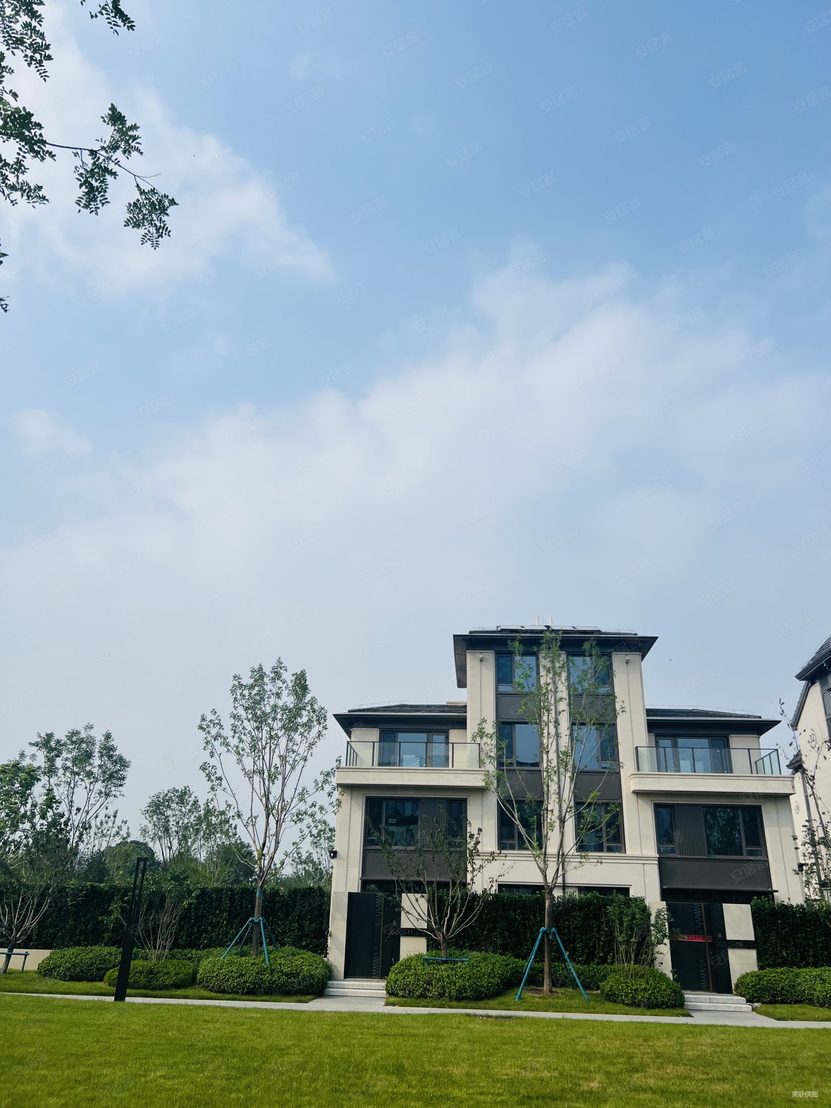 龙湖云河玉陛4室2厅3卫274.69㎡南北1575万