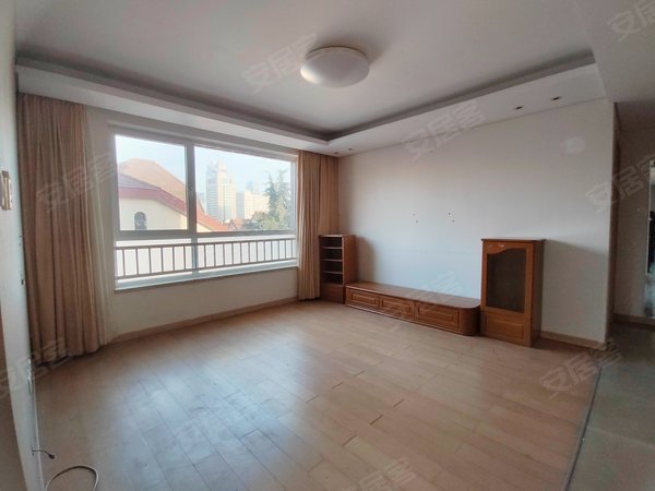 青岛市南芝泉路金色国际公寓2010年封闭小区方便停车 地暖 多层带电梯