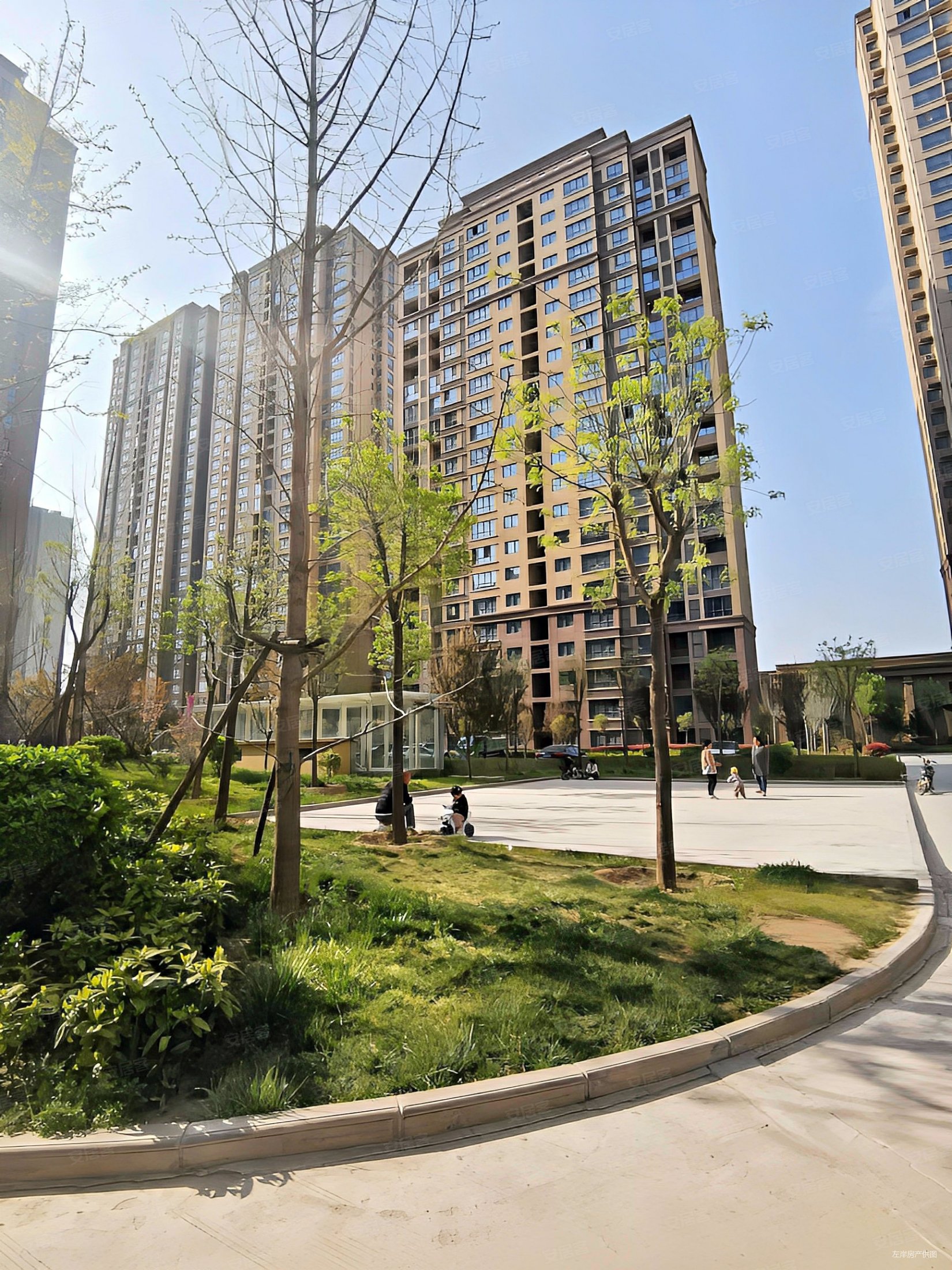 高陵区龙泊湾三室南北通透客厅带阳台全明户型有钥匙