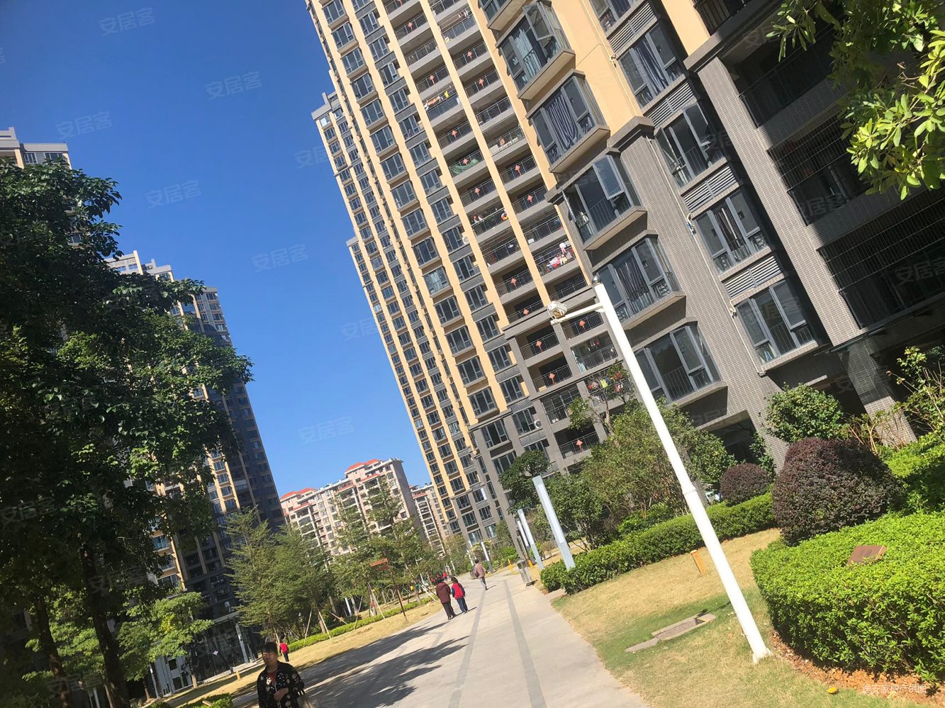 门口就是保华铂郡106拎包入住三房