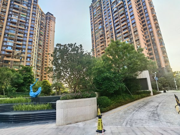 深圳龙岗坂田大族云峰二期地铁口朝南4房精装修拎包入住 急租 随时可