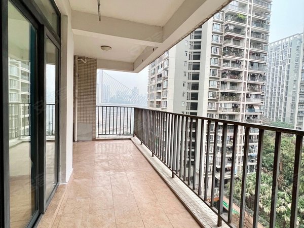 重庆江北大石坝东海岸平层 大三室 超大阳台 中庭江景 家电齐 干净