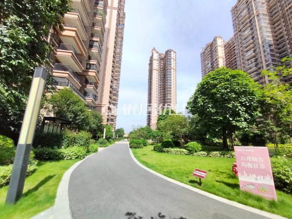 南宁武鸣武鸣城区康和城康和城商业广场电梯五房配套齐全带车位出租