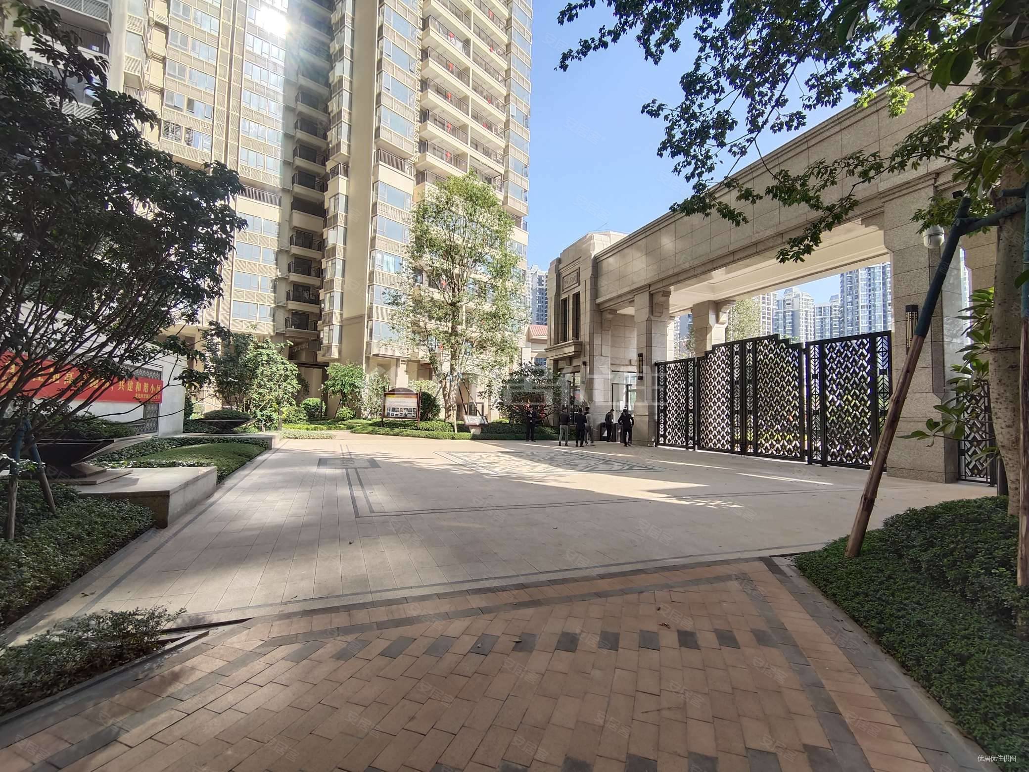 龙光玖誉湖交通便利精装好房南北通透小三居次新小区