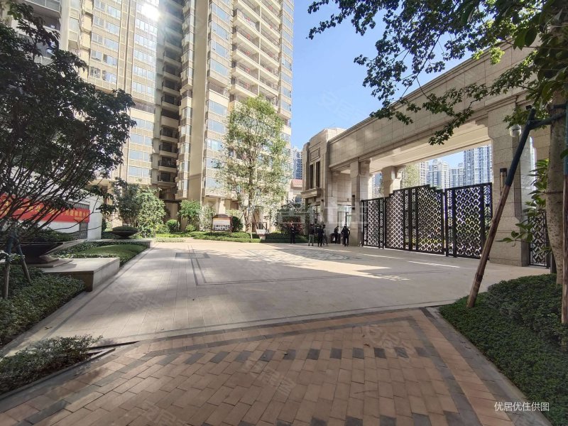 龙光玖誉湖交通便利精装好房南北通透小三居次新小区