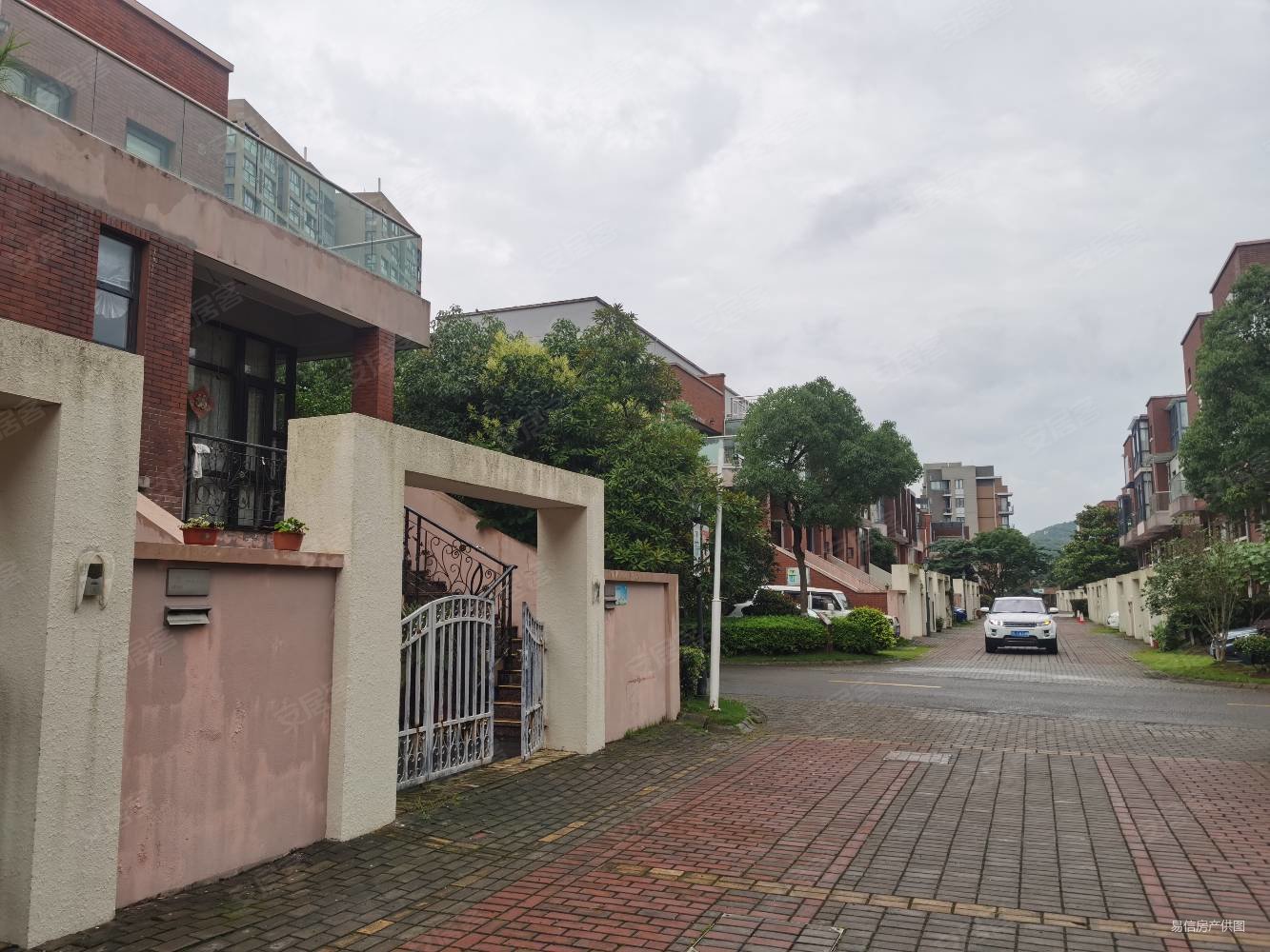 汇景东方别墅,200平方4室2厅3卫,送大地下室外加阳光房.