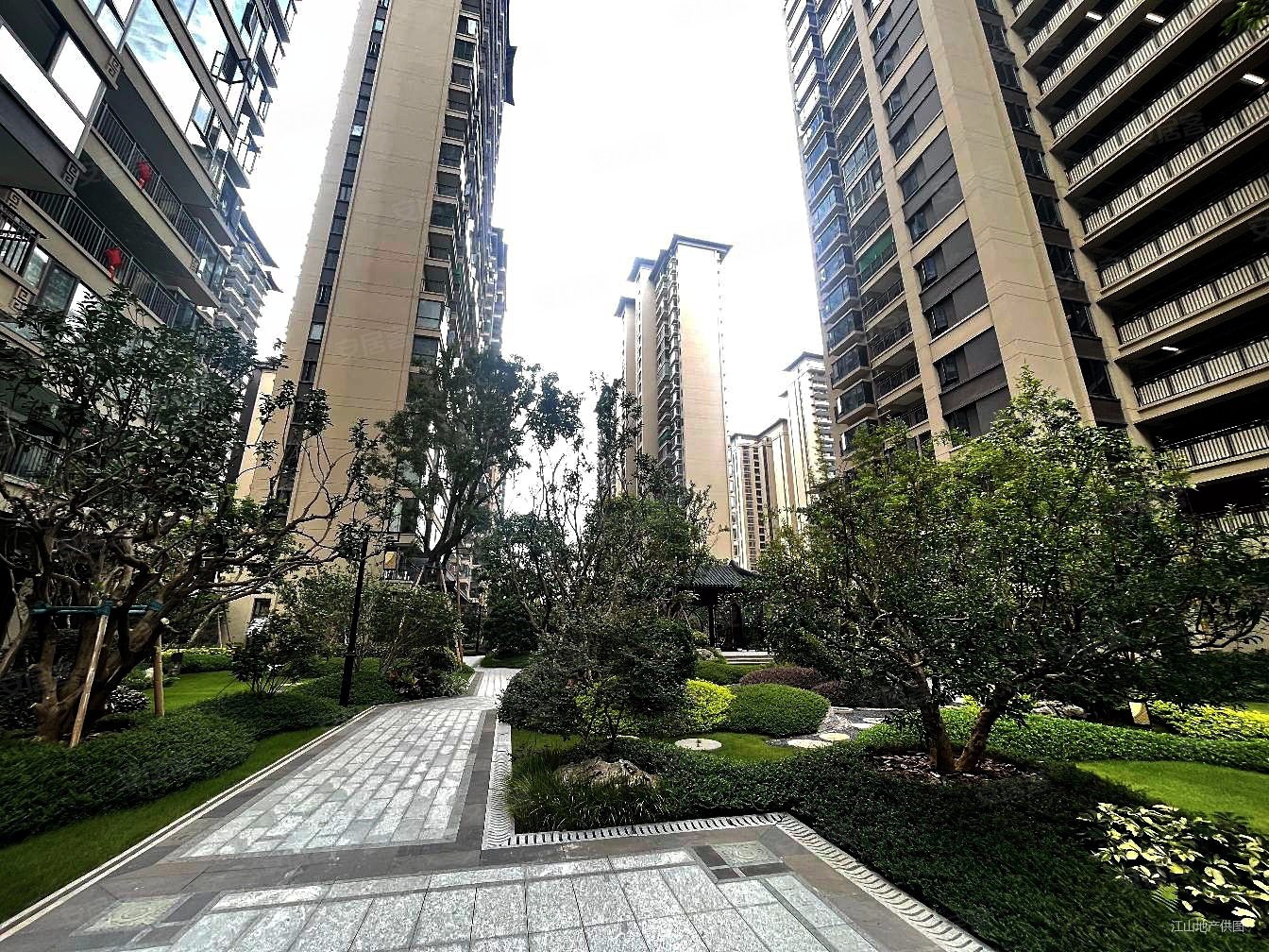 急售建发央玺叠墅下带两个车位自带花园价格看标题650万