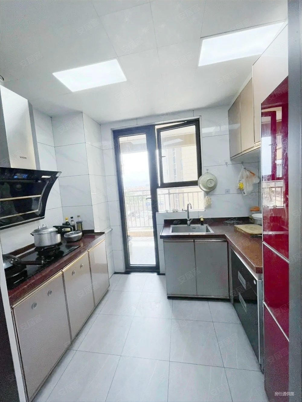 悦珑湾花园!全新精装三房!给3万按揭包过户税费!有产权车位