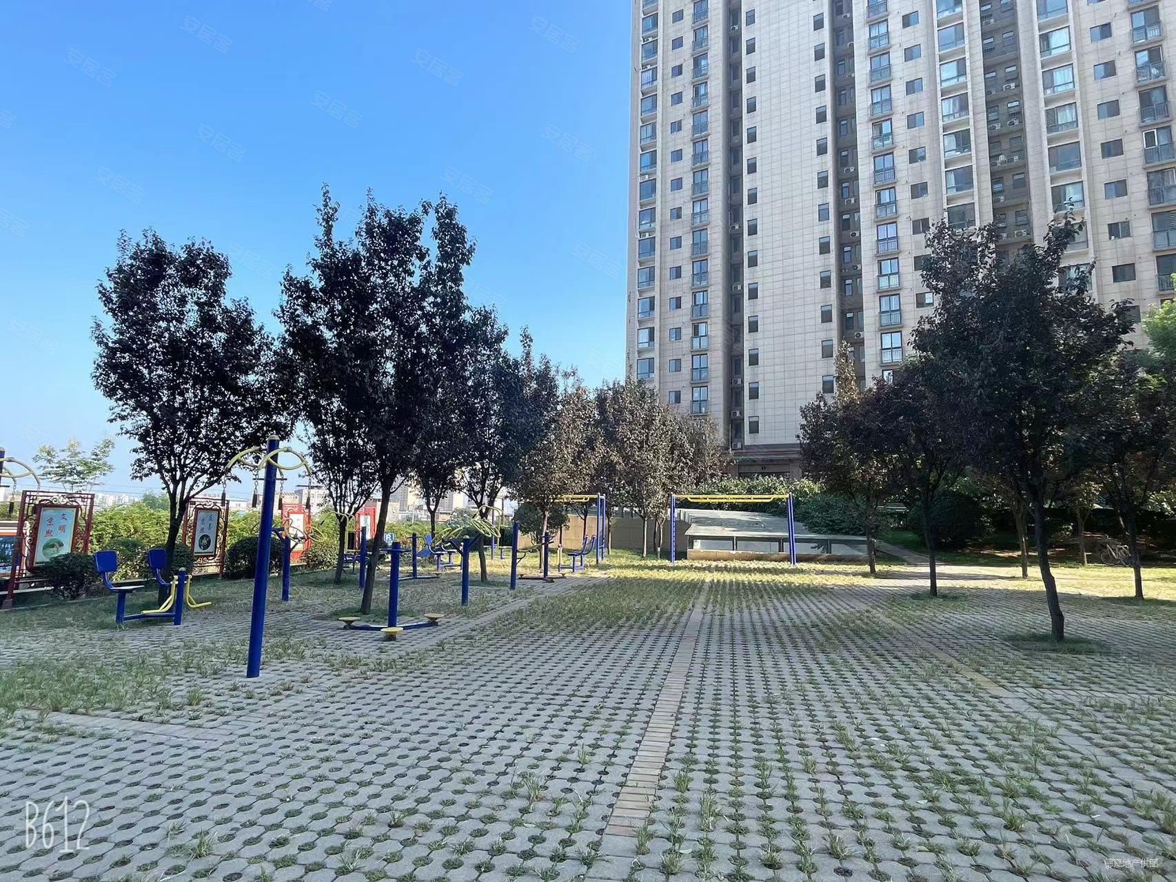 刚需精装两室 出门就是周山森林公园 价位可小刀 看房方便,京熙帝景