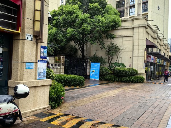 深圳坪山坪山金地朗悦(西区)商业区 创新广场 锦龙站地铁口旁 天虹