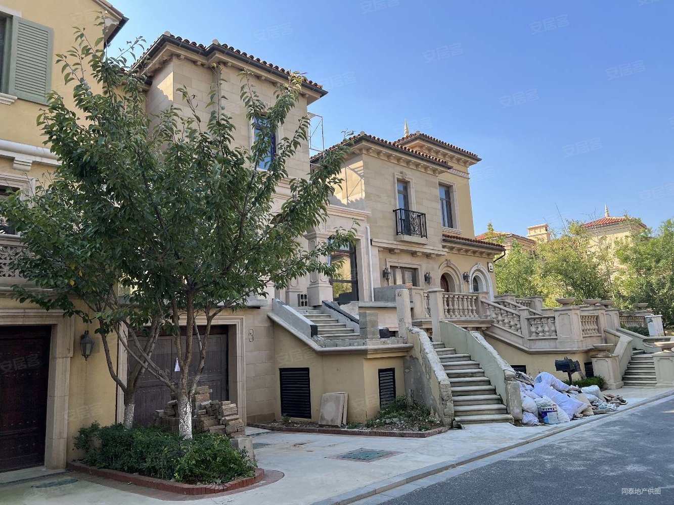 此别墅亿达春田边户有100多平大院子一至三层六室二厅四卫