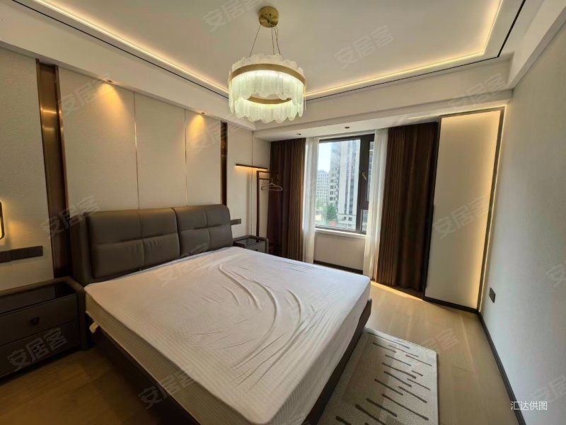 送产权车位一个总高8层的(保利紫荆公馆)精装四室两厅两卫