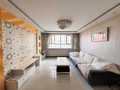 阿克苏阿克苏市阿克苏城区金兰广场旁边，榛玉花苑电梯精装2室，年租165000，随时看出租房源真实图片