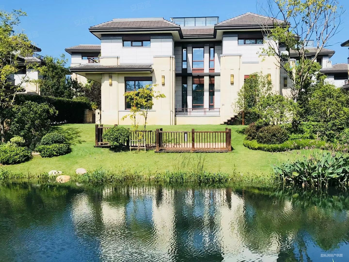 墨尔本香墅湖景花园别墅