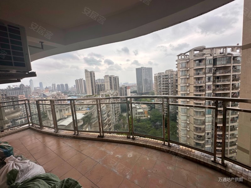 东逸翠苑单价12000四房出售,满五 税费少,随时看房