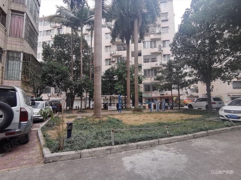 东方花园 急售 电梯 单位大院 带杂物房 免 停车位